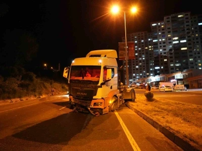 Lastiği patlayan tır, &ouml;nce su kanalına sonra ref&uuml;je &ccedil;arptı