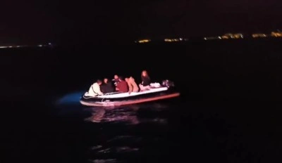Lastik botta 6 düzensiz göçmen yakalandı