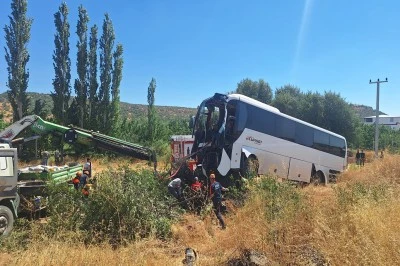 Lice&rsquo;de Yolcu otob&uuml;s&uuml; şarampole devrildi