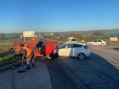 L&uuml;leburgaz&rsquo;da kavşakta &ccedil;arpışan otomobillerin s&uuml;r&uuml;c&uuml;leri yaralandı