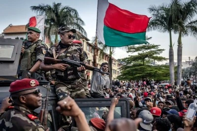 Madagaskar ordusu, yönetime el koydu