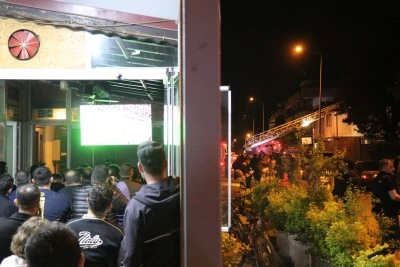 ⁠Mahalle yanarken onlar ma&ccedil; izledi