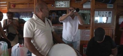 Denizin ortasında davul zurnalı eğlence
