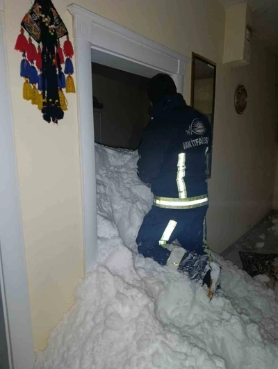 Mahalleye &ccedil;ığ d&uuml;şt&uuml;: 1 kişi kayıp, 22 ev boşaltıldı