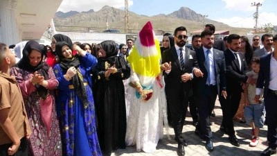 Mahmedpiran Aşireti Lideri'nin Yeğeni, İranlı Gelinle Dünya Evine Girdi