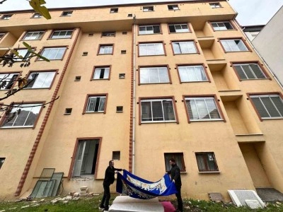 Mahsur kalan kedi i&ccedil;in yatak taşıyıp battaniye gerdiler