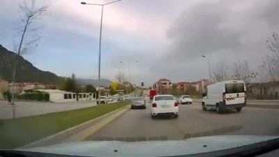 Makas atarak ilerleyen sürücüye 9 bin lira ceza kesildi