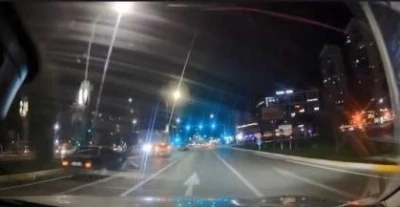Makas atarken otomobile arkadan &ccedil;arptı
