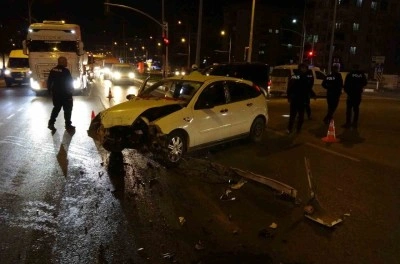 Malatya&rsquo;da iki aracın &ccedil;arpıştığı kazada ortalık savaş alanına d&ouml;nd&uuml;: 3 yaralı
