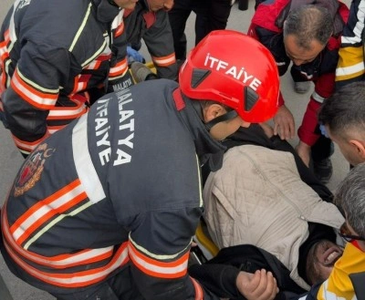 Malatya&rsquo;da kamyonet ile kamyon &ccedil;arpıştı: 1 yaralı