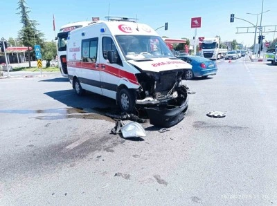Kaza ihbarına giden ambulans kaza yaptı