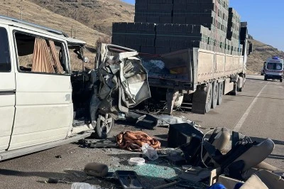 Malatya'da Minibüsün Tıra Çarpması Sonucu 3 Kişi Hayatını Kaybetti
