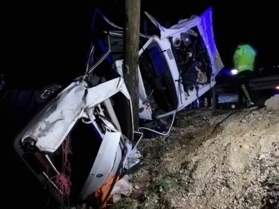 Malatya’da otomobil aydınlatma direğine çarptı: 1 ölü, 2 yaralı