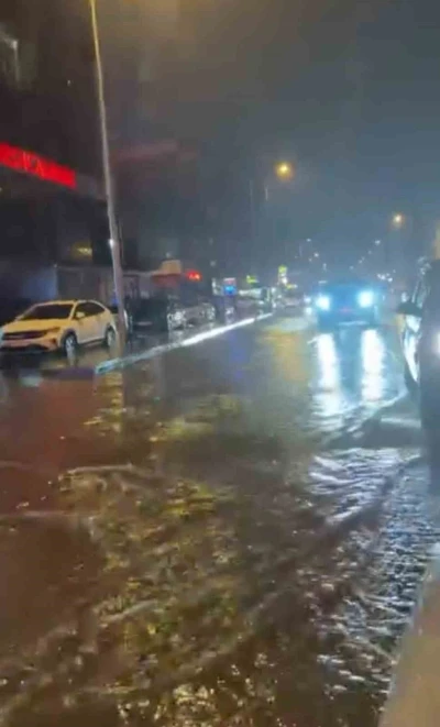 Sağanak yağış caddeyi g&ouml;le &ccedil;evirdi