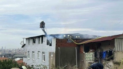 Maltepe&rsquo;de binanın &ccedil;atısı alev alev yandı