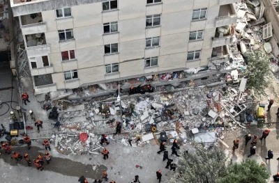 Maltepe’de çöken binada kaçak kat iddiası: Vali Gül konuştu