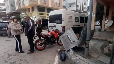 Manavgat&rsquo;ta kamyonet ile motosiklet &ccedil;arpıştı: 1 yaralı