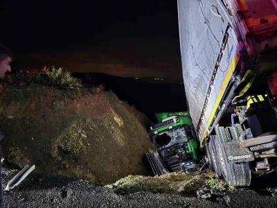 Şarampole devrilen tırın s&uuml;r&uuml;c&uuml;s&uuml; ağır yaralandı