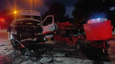 Manavgat&rsquo;ta tur minib&uuml;s&uuml; ile otomobil &ccedil;arpıştı: 4 yaralı