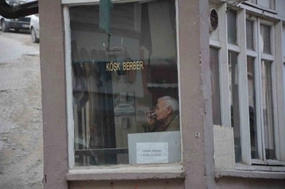 Manisa’da 12 yaşında başladığı berberliği 57 yıldır sürdürüyor