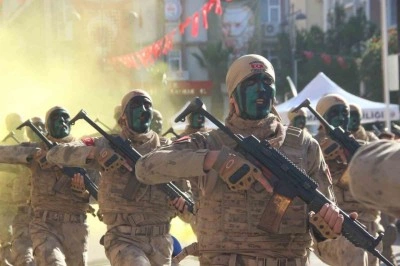 Manisa&rsquo;da jandarmanın t&uuml;fekli g&ouml;sterisi nefesleri kesti