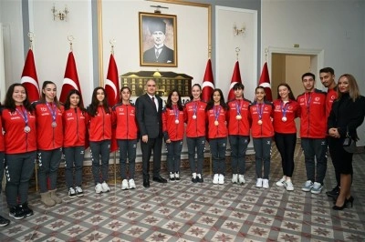 Manisa&rsquo;nın altın &ccedil;ocukları Avrupa&rsquo;dan zaferle d&ouml;nd&uuml;