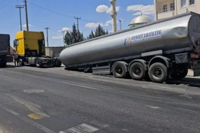 Mardin’de akaryakıt yüklü tankerin dorsesi düştü