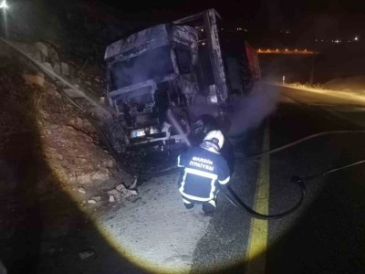 Mardin’de alevlere teslim olan tır, geceyi aydınlattı