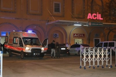 Parkta başından ateş eden genç yaralandı