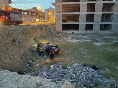 Mardin’de devrilen otomobilin sürücüsü yaralandı