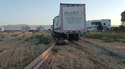 Mardin&rsquo;de kontrolden &ccedil;ıkan tır boş araziye girdi