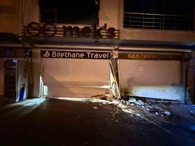 Mardin&rsquo;de otomobil iş yerinin kepengine &ccedil;arptı: 4 yaralı