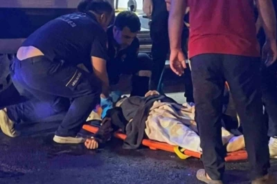 Otomobilin &ccedil;arptığı yaşlı kadın ağır yaralandı
