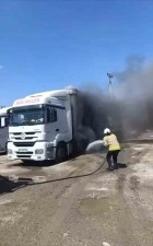 Mardin’de park halindeki iki tır alev alev yandı