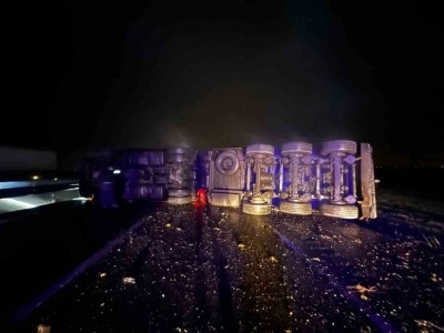 Mardin’de tır devrildi: 1 yaralı