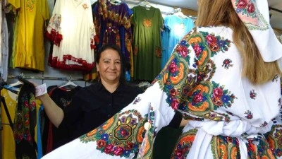 Yöresel kıyafetler turistlerin ilgisini çekiyor