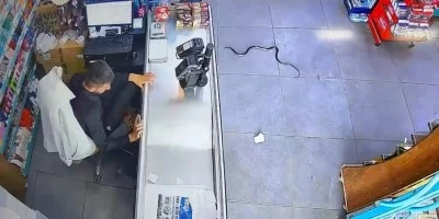 Markete Giren 2 Metrelik Yılan Paniğe Neden Oldu