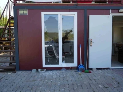Maskeli saldırgan, beyzbol sopasıyla kooperatifin pencerelerini kırıp ka&ccedil;tı