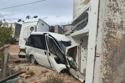 Mazıdağı'nda Kamyon Kontrolden Çıktı, Park Halindeki Minibüse Çarptı
