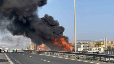 Mazot y&uuml;kl&uuml; tanker alev alev yandı, g&ouml;ky&uuml;z&uuml;n&uuml; kara dumanlar kapladı