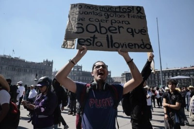 Meksika&rsquo;da h&uuml;k&uuml;met karşıtı protesto: 100&rsquo;&uuml; polis 120 yaralı