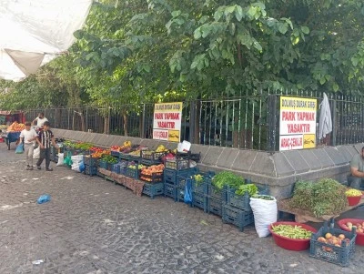 Melik Ahmet Caddesi'nde Kaldırım İşgali Tepkisi: Yayalar Ge&ccedil;mekte Zorlanıyor