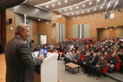 Melikgazi Belediyesi Park ve Bah&ccedil;eler personeline &rsquo;Ağa&ccedil; Bakım Sırları&rsquo; anlatıldı