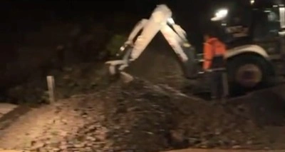 Mersin-Antalya arasında selle gelen mucurlar yolu kapattı