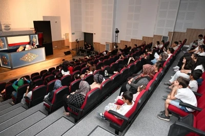 &Ccedil;ocuklara kuklalı tiyatro s&uuml;rprizi