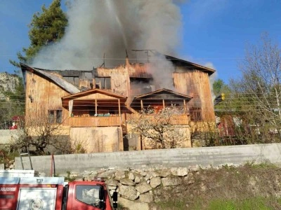 Mersin’de 3 katlı evde yangın