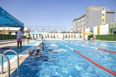 Burada herkes eğlenerek yüzmeyi öğreniyor