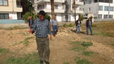 Bir kişi yer altı su kaynaklarını bulabiliyor