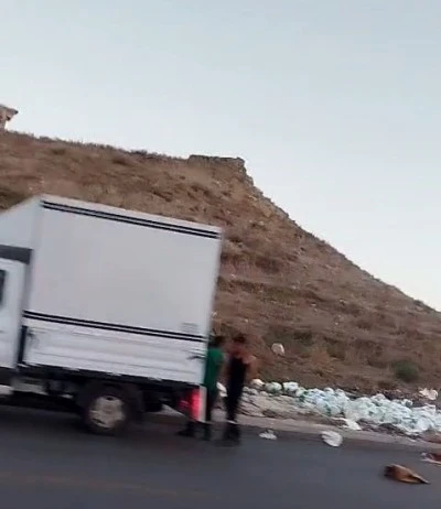 Mersin’de Çevreye Saygısızlık Devam Ediyor: Yol Kenarına Kilolarca Yoğurt Döküldü