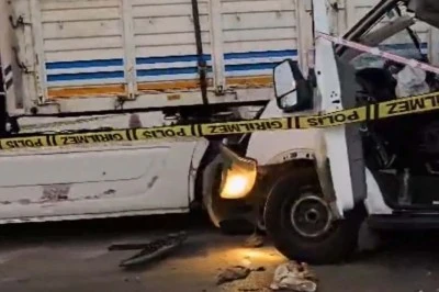 Mersin'de Feci Kaza: Öğrenci Minibüsü Park Halindeki Tıra Çarptı! 2 Ölü, 10 Yaralı